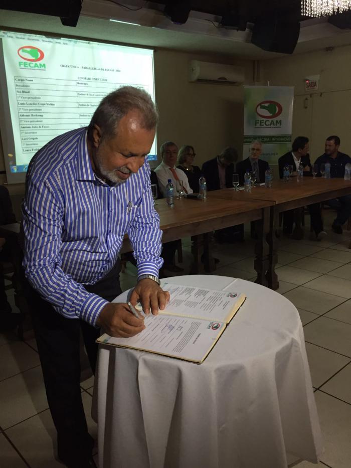 You are currently viewing Prefeito Antonio toma posse como 3º vice-presidente da FECAM.